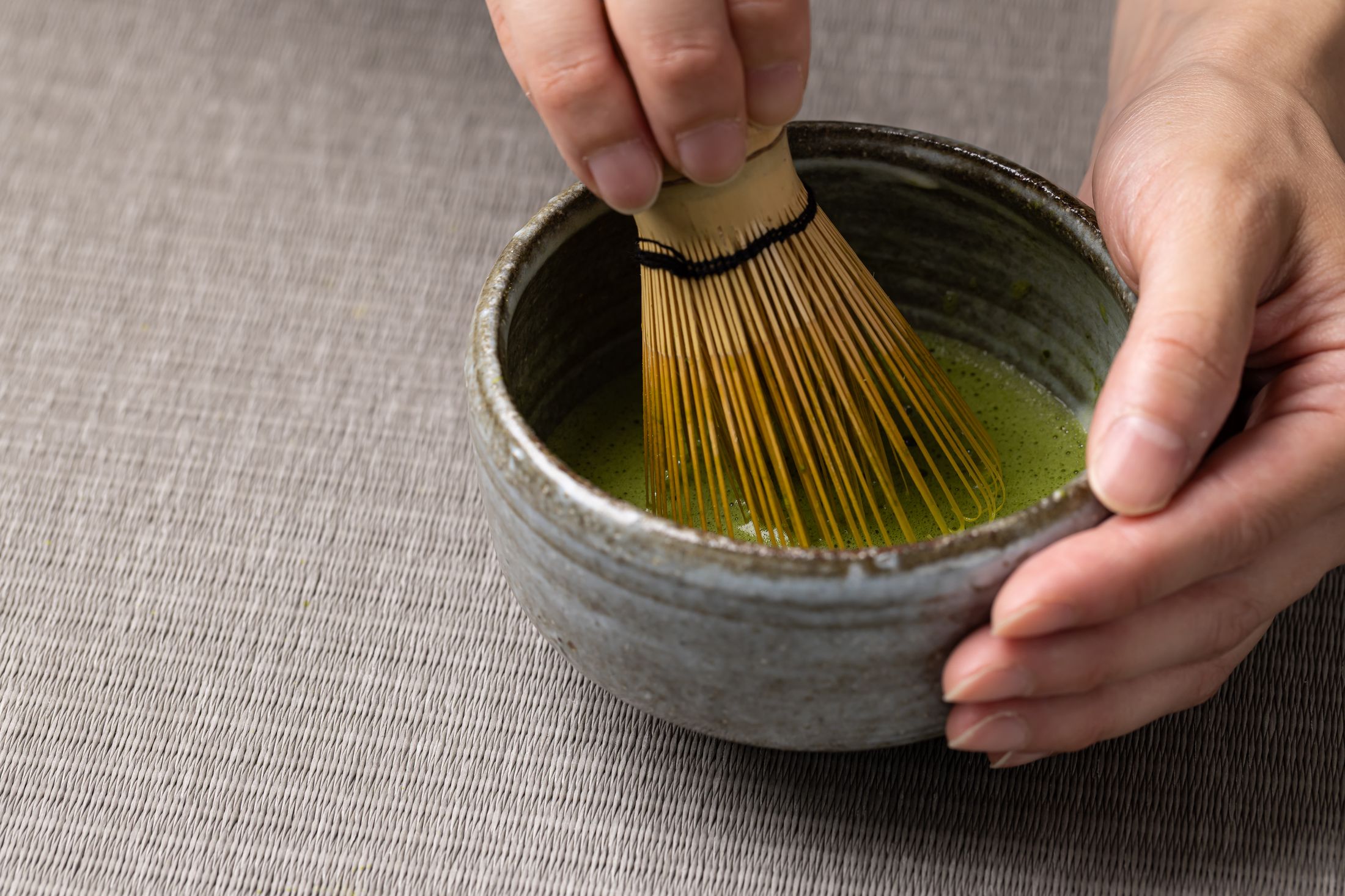 抹茶を点てる手元